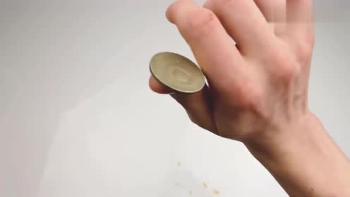 手指转硬币教学视频,这手指也太灵活了,你们学会了吗