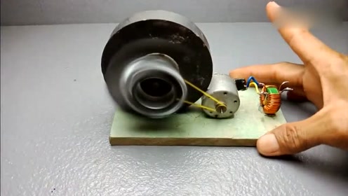 牛人用一块磁铁跟两个马达,就制作出一架磁力伪永动机!