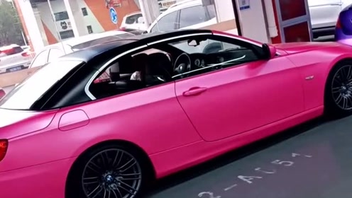 在加油站遇到的粉色宝马敞篷跑车,不知道这是谁家的富家千金,羡慕!