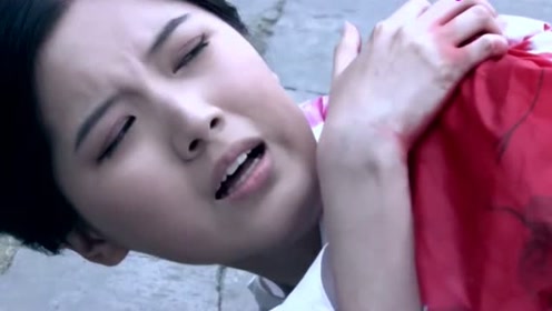 美女故意在鬼子面前受伤,这幅楚楚动人的样子,真是我见犹怜