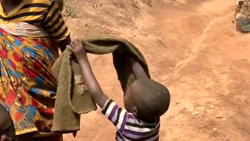 中国小伙闯非洲,非洲越穷的人家,孩子生的越多然后一天只吃一顿饭