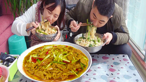 超小厨花50元买4个猪腰,夫妻俩火爆腰花配宽面,好吃又大补