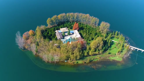 贵州建在孤岛上的四合院房子,不知道是私人豪宅还是公共场所?