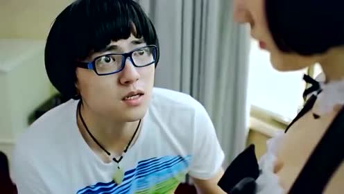 机器人美女没电了 屌丝小伙使出浑身解数给她充电