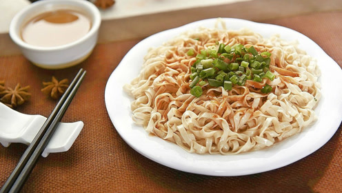 花生酱拌面:花生酱香浓郁,每一口都是惊喜