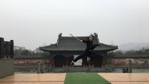 武当棍法,棍练起来呼呼生风,招招有势,武当凌云