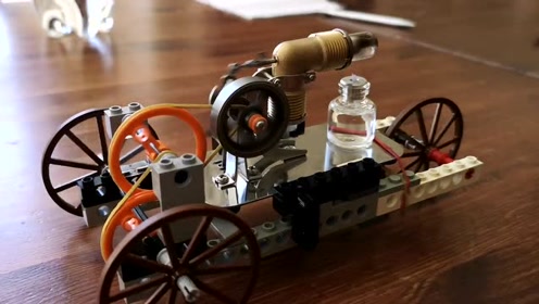 用斯特林发动机作为动力,这辆小车的结构设计的真棒!