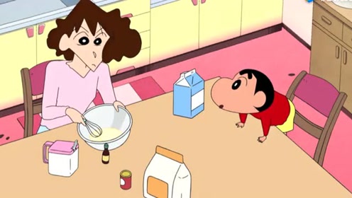 蜡笔小新:妈妈在小新面前做美食,小新呆萌的看着妈妈