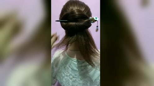 用发簪这样盘头发,大方又很女人,自己轻松就能完成