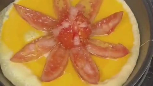 日本媳妇把西红柿切成莲花状,放入锅里倒入蛋液,炒出来还挺好吃的!