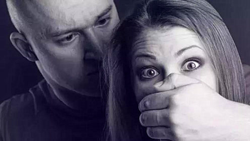 少妇刚进家门,陌生男子背后突然锁喉,拼命反抗仍无用!