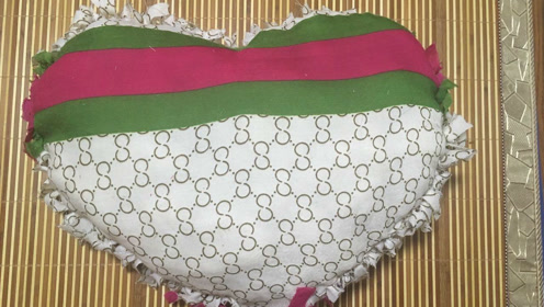 怎么把衣服叠成抱枕,怎么把衣服叠成枕头,如何把棉衣叠成枕头_大山谷图库