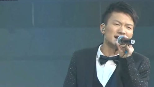 周深李維高水準翻唱《貝加爾湖畔》,唱功無可挑剔!