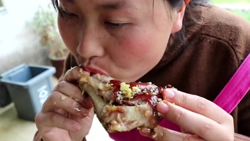 胖妹嘴馋啃大猪蹄子,没想到里面居然有宝贝,这回真吃过瘾了