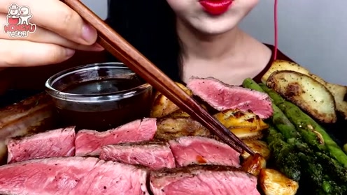 美女做战斧牛排吃,一斤猪肉跟牛肉价格差不多,还是吃牛肉有营养