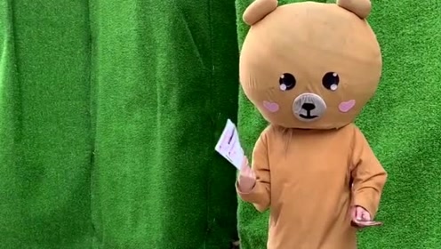 网红熊老老实实发个传单,没想到却被小哥哥整蛊,真是太皮了