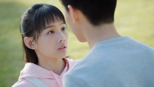 满满喜欢你:左岸顾小满操场上秀恩爱,一言不合就亲吻,小满害羞