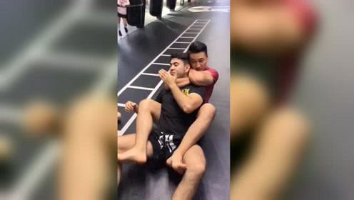 试试裸绞,被降服的感觉受不了