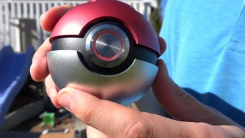 老外捡到一个精灵球,兴奋的打开一看,不可思议的一幕发生了!