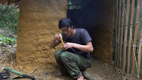 小哥丛林生存,砍棕榆芯吃充饥,只为了野外不饿肚子