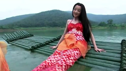 傻小子正在湖边洗脸,怎料湖中出现一位绝色美女,近看竟是美人鱼