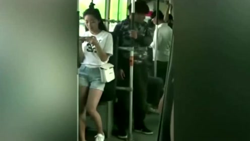公交车上遇到流氓 机智美女猛踢男子裆部获救